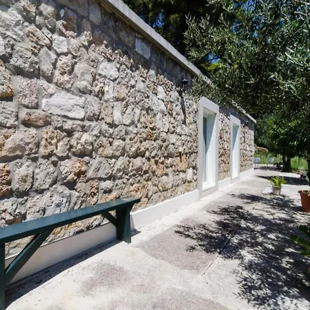 & Tapera- Comfort One-bedroom With Terrace And Garden View דירה דוברובניק