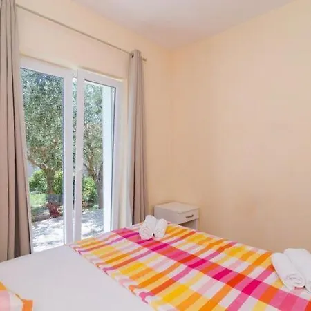 & Tapera- Comfort One-bedroom With Terrace And Garden View Dubrovnik